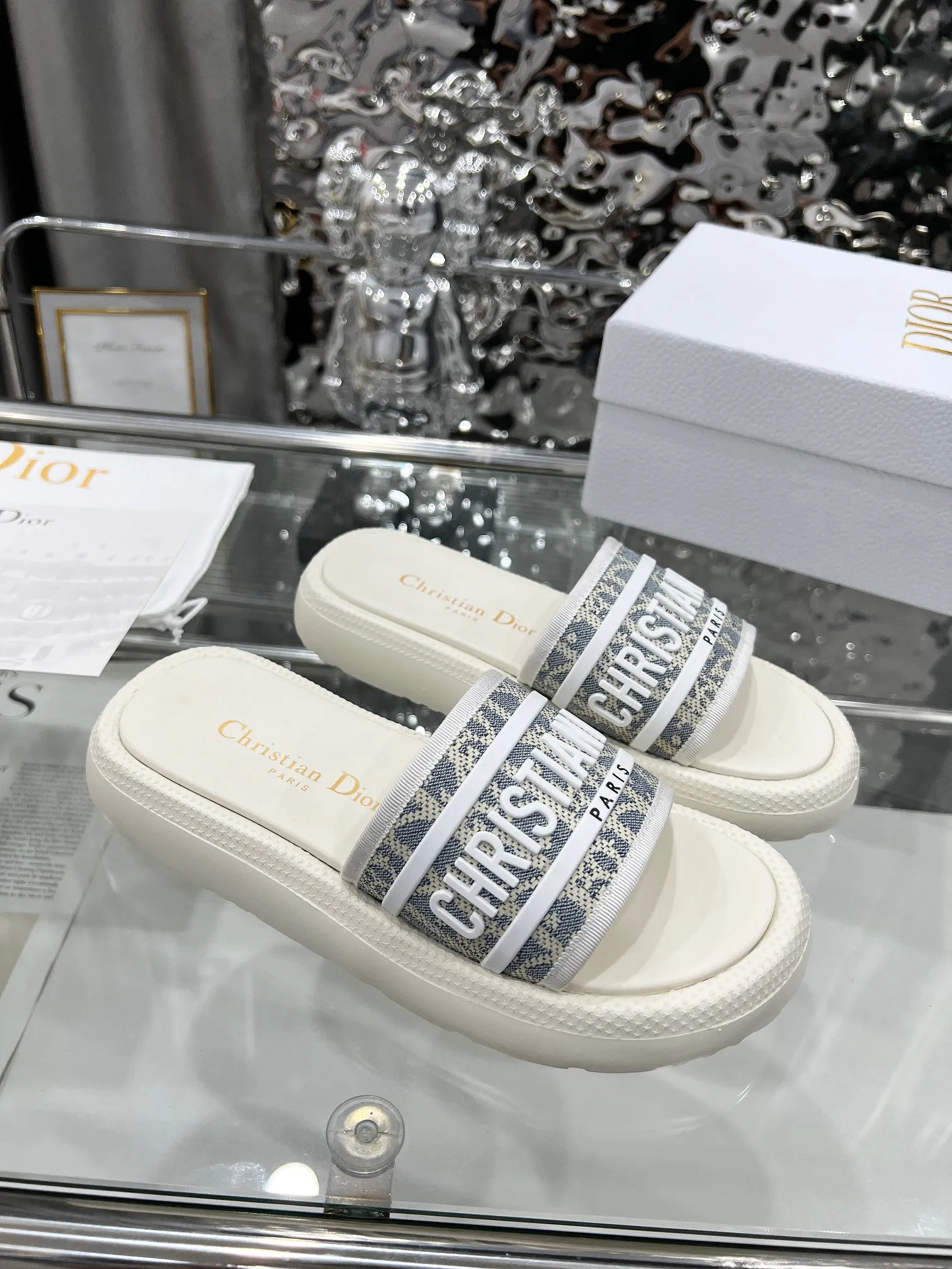 👟👟Ex-factory price 360👟👟 Dior Dior spring and summer catwalk newly upgraded sandal series classic thick-soled sandals original 1:1 development soft and delicate foot feel extremely comfortable versatile style original foam outsole 💝💝💝easy to control, 3 colors available, medium size 35-40 (41-42 customized)